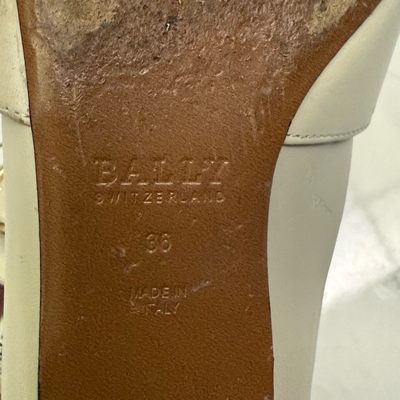 Bally Switzerland Beige Leather Loafers with Gold Accent Size 36 - Picture 4 of 4